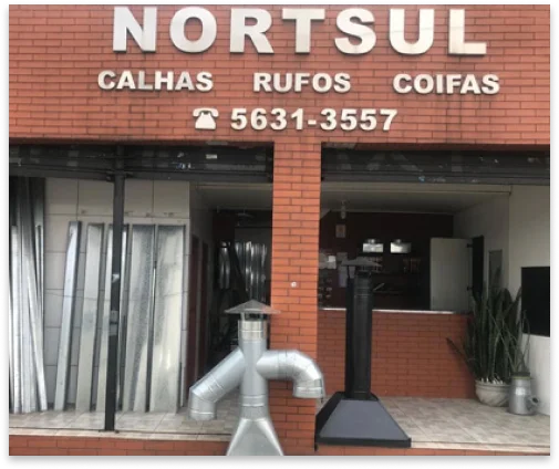 Equipe da Calhas NortSul fabricando e instalando calhas metálicas sob medida