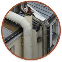 Condutores pluviais conectados às calhas